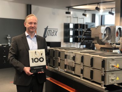 CEO Thorsten Thom hält TOP 100 Innovator Siegel.