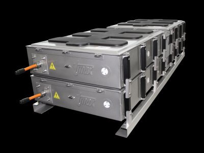 Silberne Tmax-Batteriegehäuse für Lithium-Ionen-Batterien vor schwarzem Hintergrund.